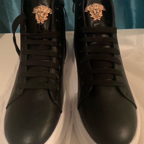 New Versace - Picture 4 of 5